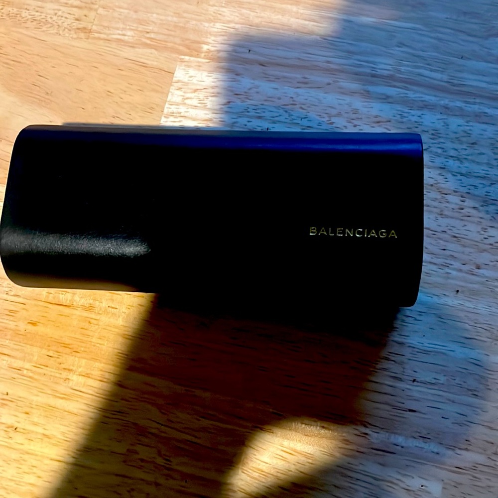 Balenciaga women’s sunglasses . New w cleaner wipe new: w case as well. Grn/bill